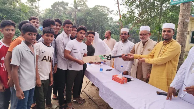 পেঁছিবাড়ী গ্রামে জামায়াতে ইসলামী মনোনীত এমপি প্রার্থী এডভোকেট এস. এম. কামাল উদ্দিনের উঠান বৈঠক, ক্রীড়া সামগ্রী বিতরণ