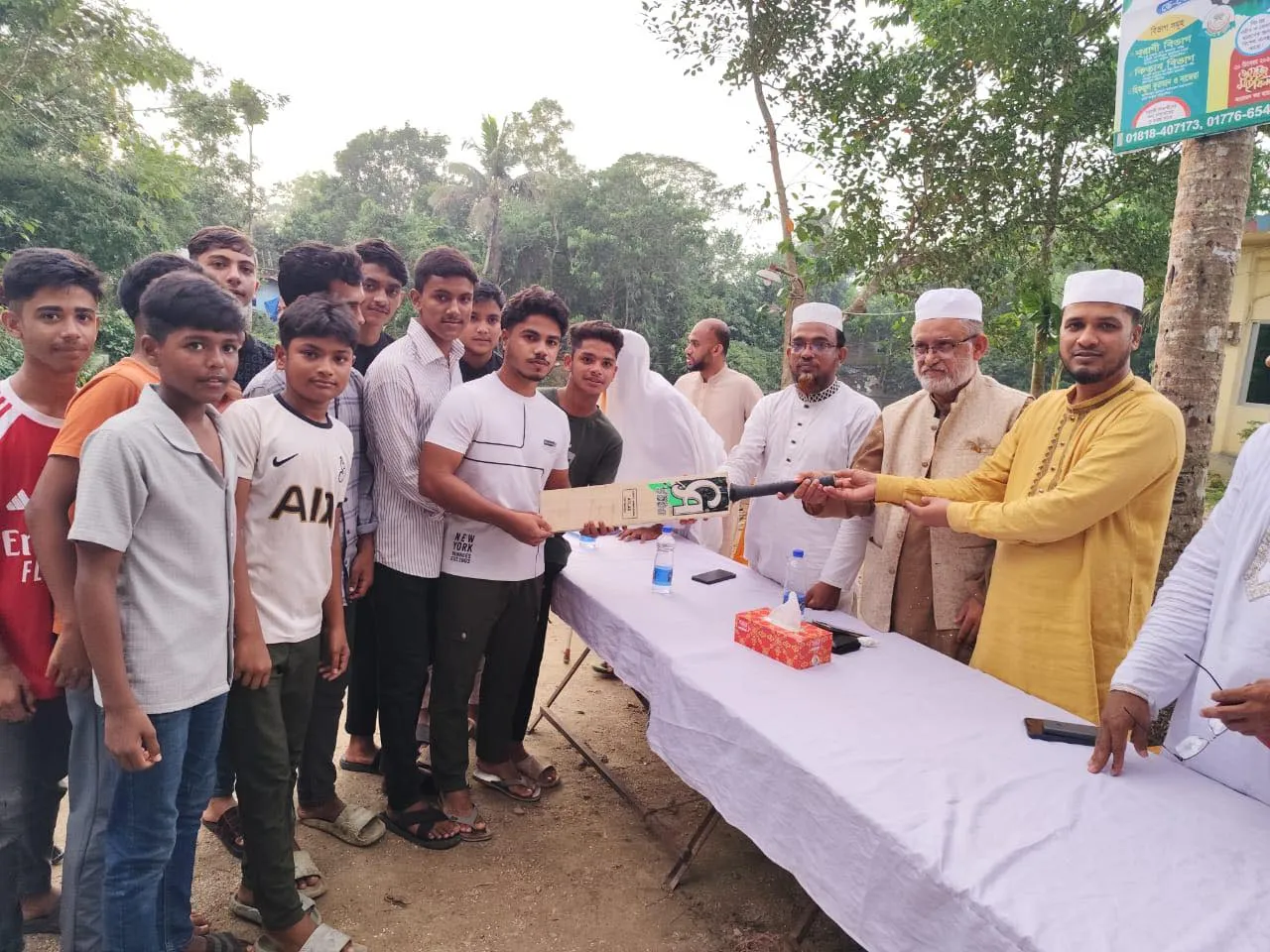 পেঁছিবাড়ী গ্রামে জামায়াতে ইসলামী মনোনীত এমপি প্রার্থী এডভোকেট এস. এম. কামাল উদ্দিনের উঠান বৈঠক, ক্রীড়া সামগ্রী বিতরণ